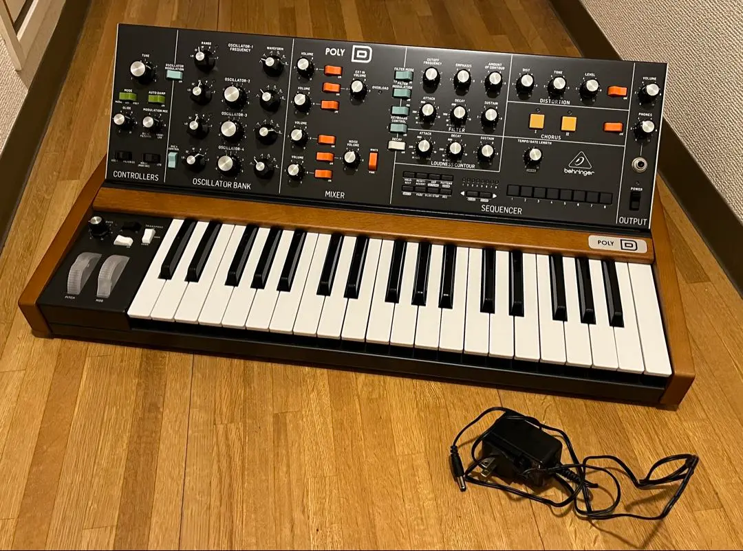 美品 Behringer Poly D ベリンガー　ミニムーグスタイルポリ Behringer POLY D | 4VCO搭載のアナログ・パラフォニック