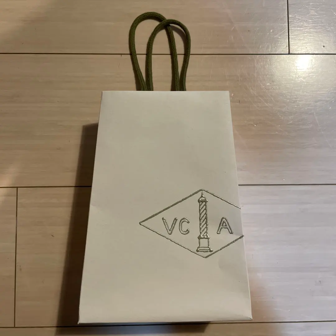 Thumbnail of Van Cleef & Arpels shopping bag