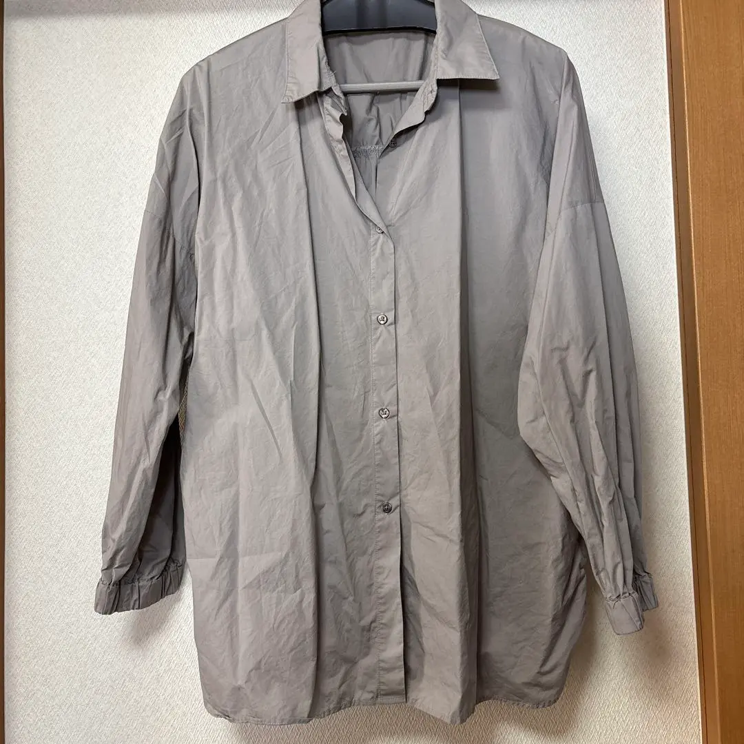 Thumbnail of Gray long-sleeved shirt with gathered back