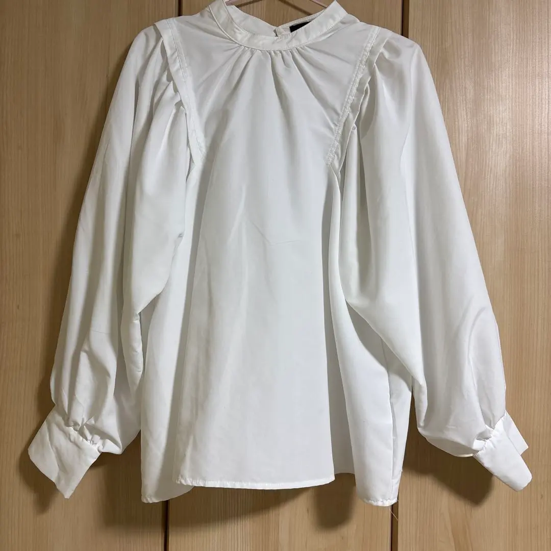 白色泡泡袖襯衫 的縮圖