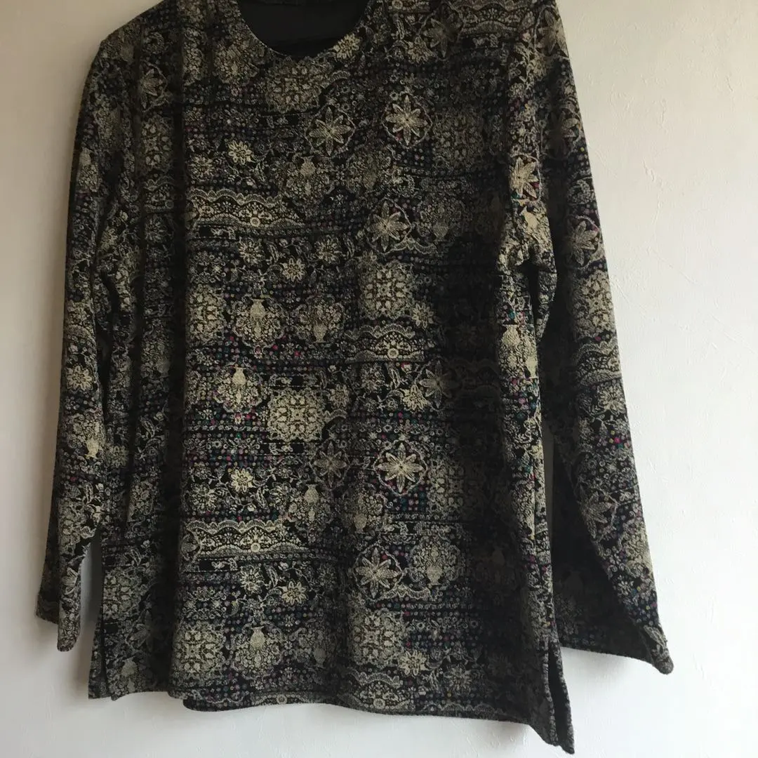Thumbnail of Black and beige floral print long-sleeved top