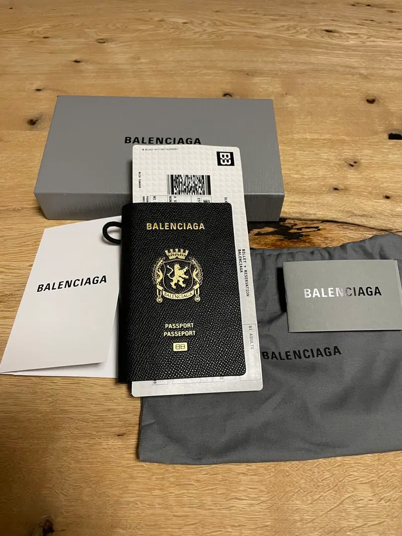 完売済みのレアアイテム！　バレンシアガ　パスポートウォレット BALENCIAGA - 完売済みのレアアイテム！ バレンシアガ