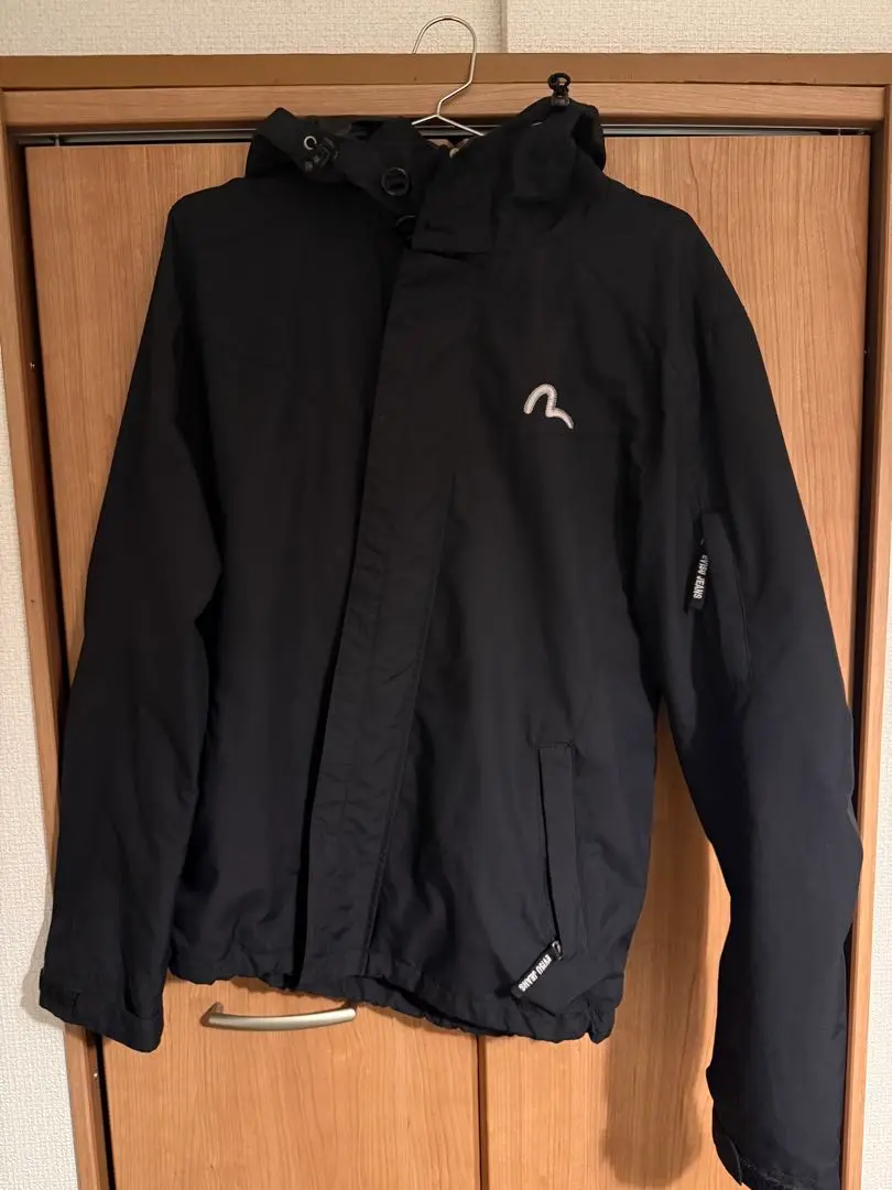 EVISU フード付き黒ジャケット　マウンテンパーカー 高速配送 EVISU マウンテンパーカー フード付き黒ジャケット
