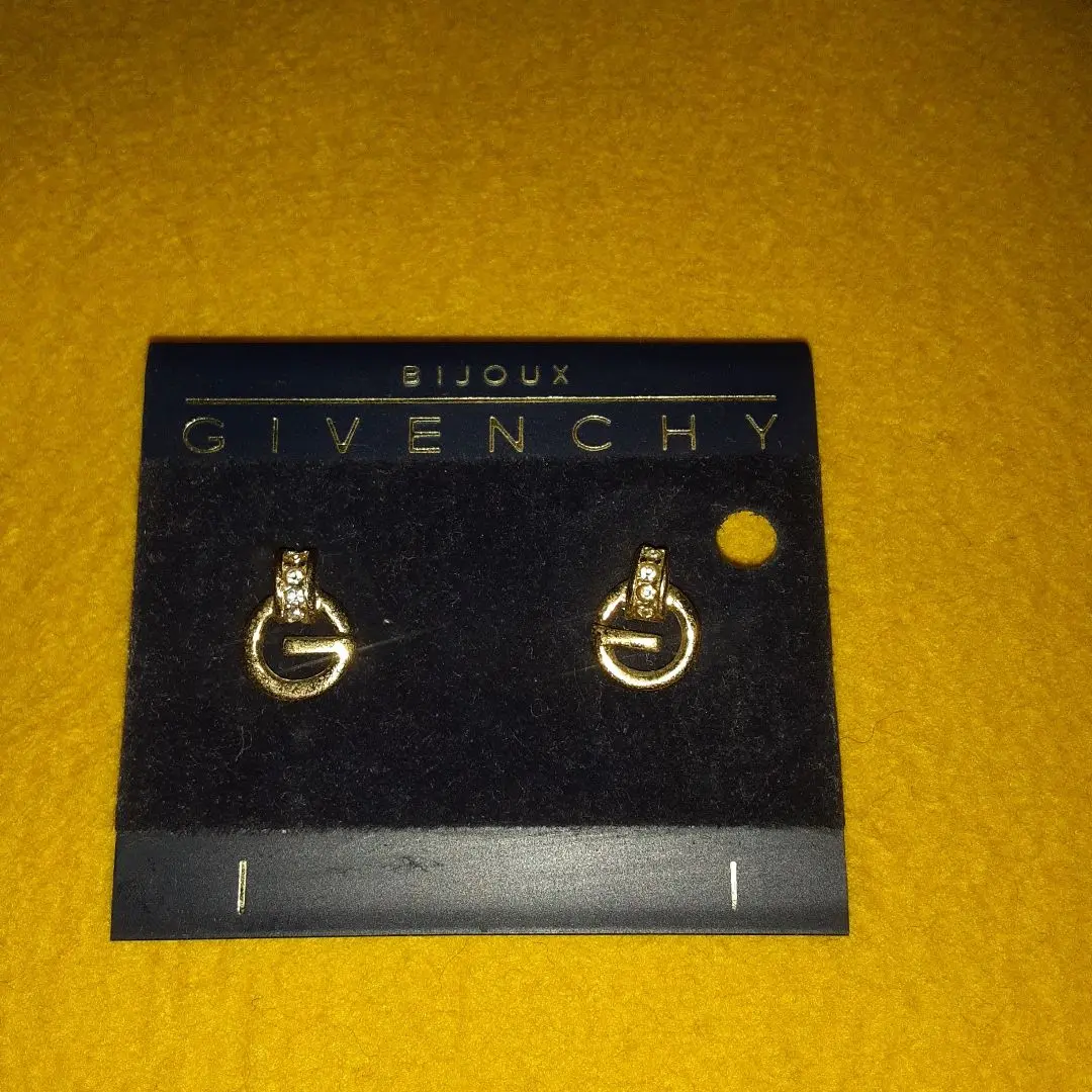 2025年最新】Givenchy ピアス 形：キャッチ・スタッド