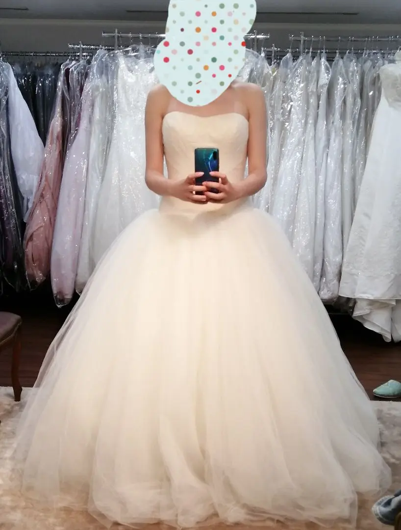 【ルイーザ】verawang Louisa verawangのLouisa。左右でアシンメトリーなデザインになっており