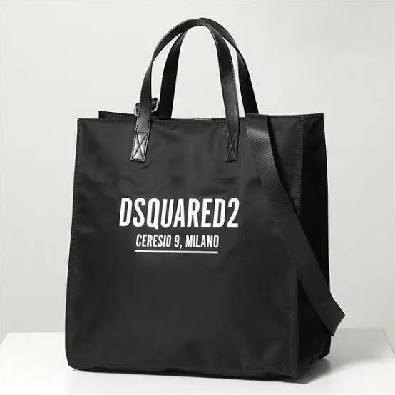 ディースクエアード ショルダーバッグ 斜め掛け スクエア 多収納 ナイロン 黒 スクエア ショルダーバッグ 斜めがけ鞄黒[品番：AGCW0005935