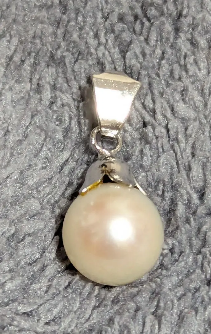 Thumbnail of Akoya pearl charm