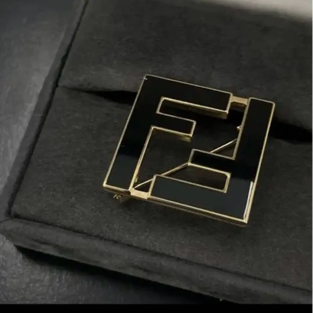 【極美品】FENDI フェンディ フォーエバー ブローチ FFロゴ ブラック 楽天市場】フェンディ FENDI フォーエバー ブローチ FFロゴ