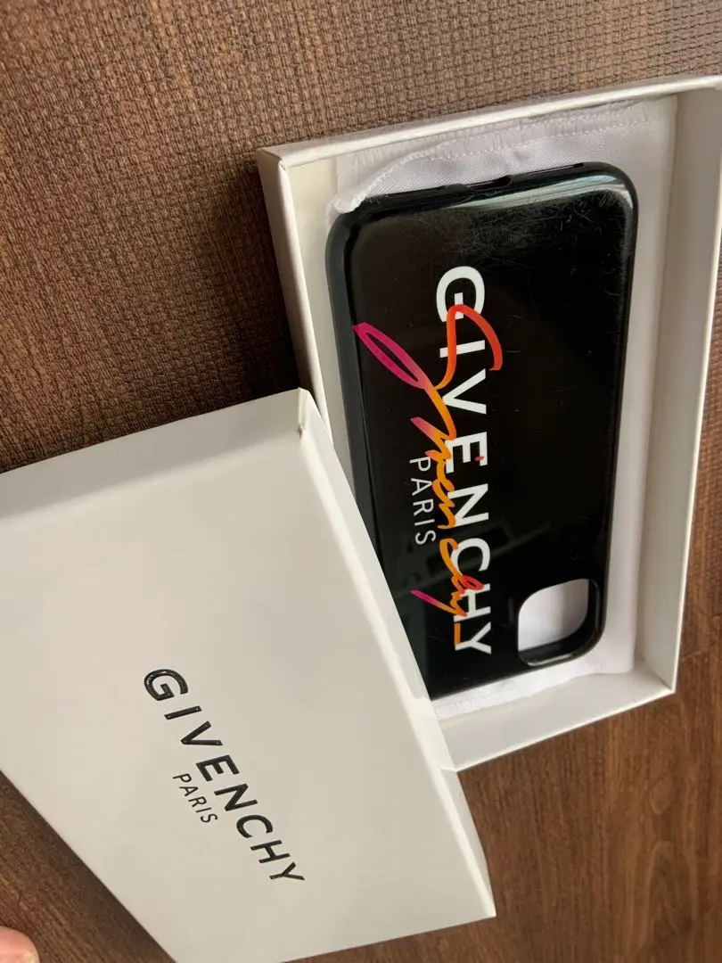 GIVENCHY - 【新品未使用箱付き】ジバンシー　iPhone１１ケース GIVENCHY（iPhoneケース）のフリマアイテム一覧