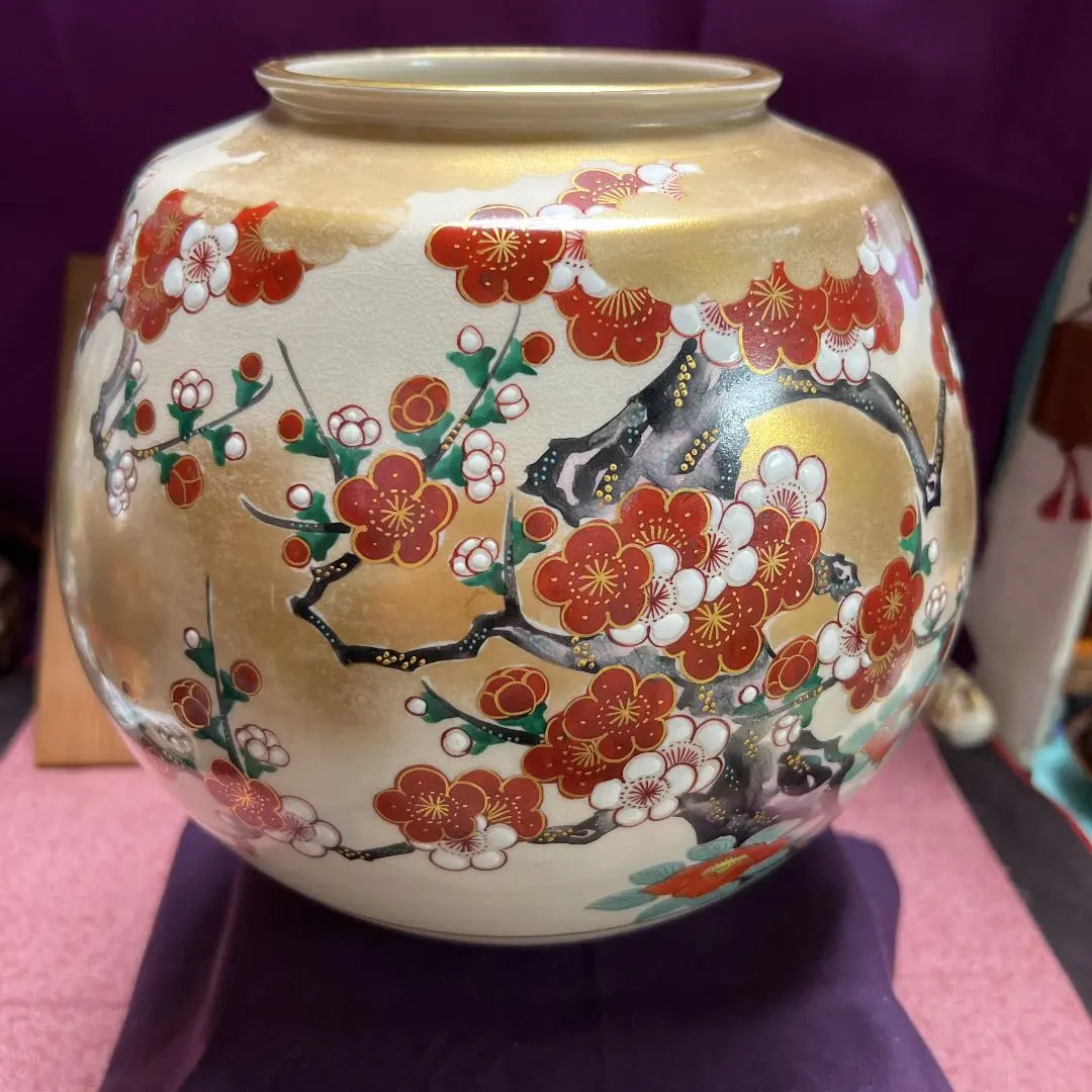 Thumbnail of Kutani Master Craftsman Kinkyu, Gold-painted Red Plum Vase, No cracks or repairs, Showa period, Beautiful condition, with original box.