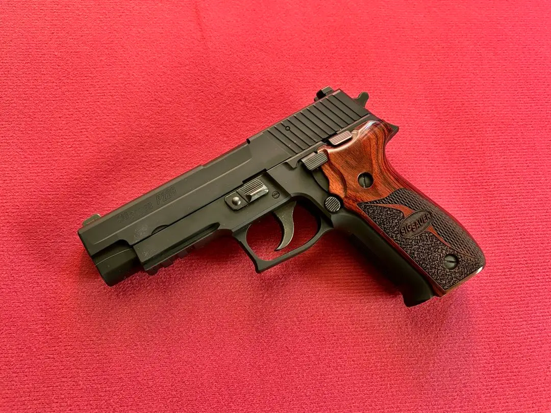 東京マルイ SIG P226R × アルタモントウッドグリップ 東京マルイ SIG P226R × アルタモントウッドグリップ