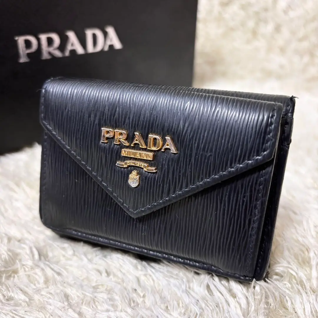 良品プラダ　三つ折り財布　ゴールドロゴ　レター型　サフィアーノレザー　ブラック PRADA プラダ 三つ折り財布 1MH042 QHH レディース サフィアーノ