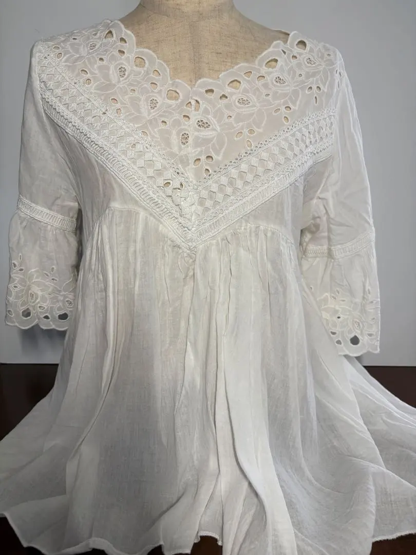 刺繡白色V領襯衫 的縮圖