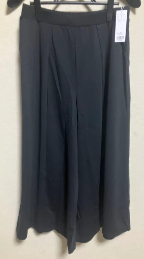 Thumbnail of An easy-to-wear, beautiful-style, pleated flare pants, black, size 13, new