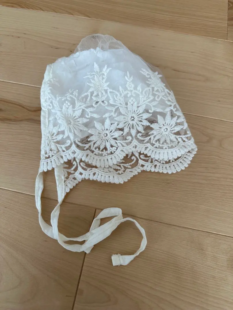 Thumbnail of White lace baby hat