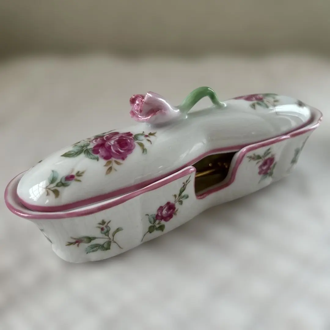 Thumbnail of Beautiful porcelain cutlery rests with a rose pattern