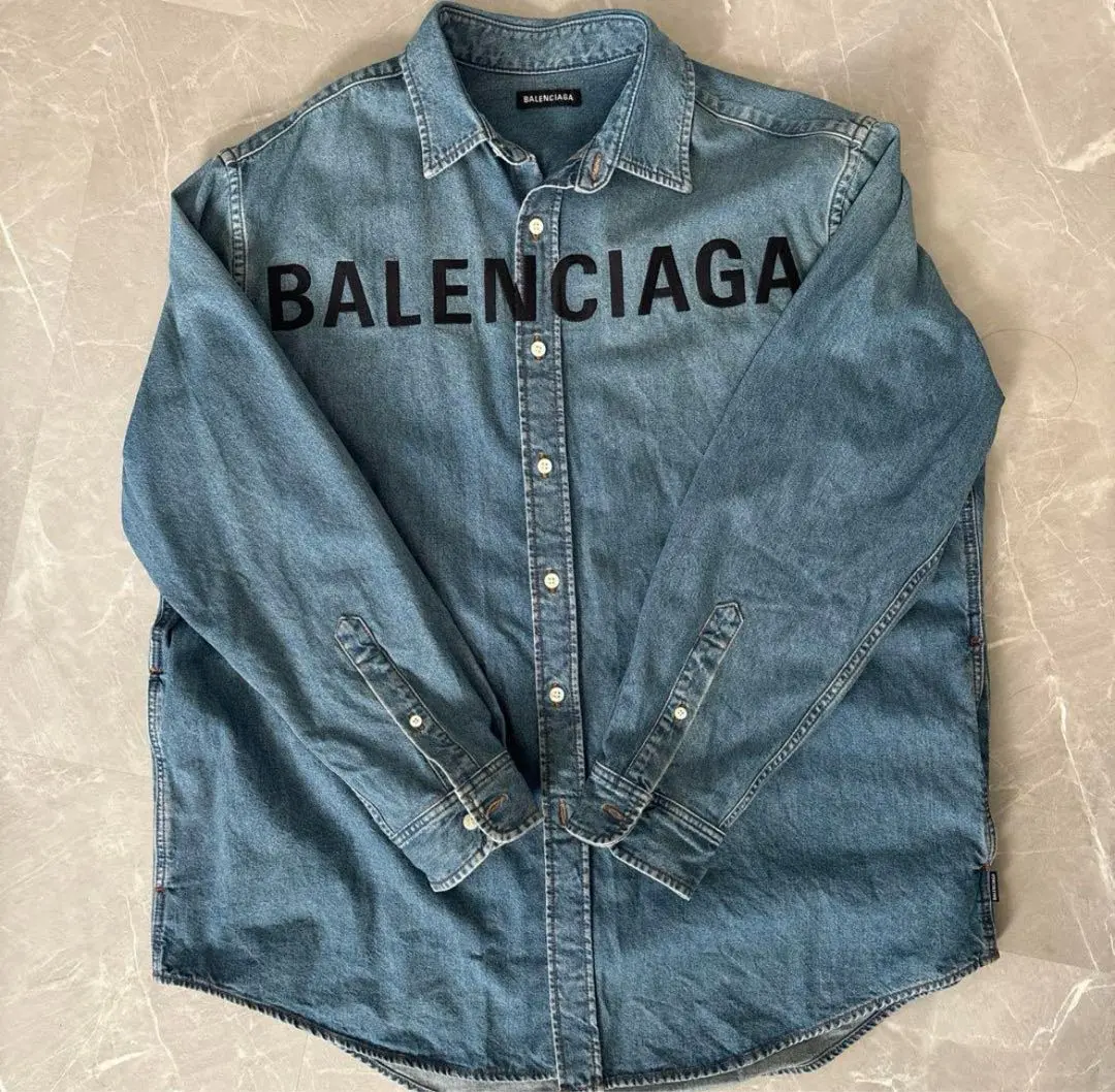美品 BALENCIAGA バレンシアガ バックロゴプリント デニムシャツ 美品 BALENCIAGA バレンシアガ バックロゴプリント デニムシャツ