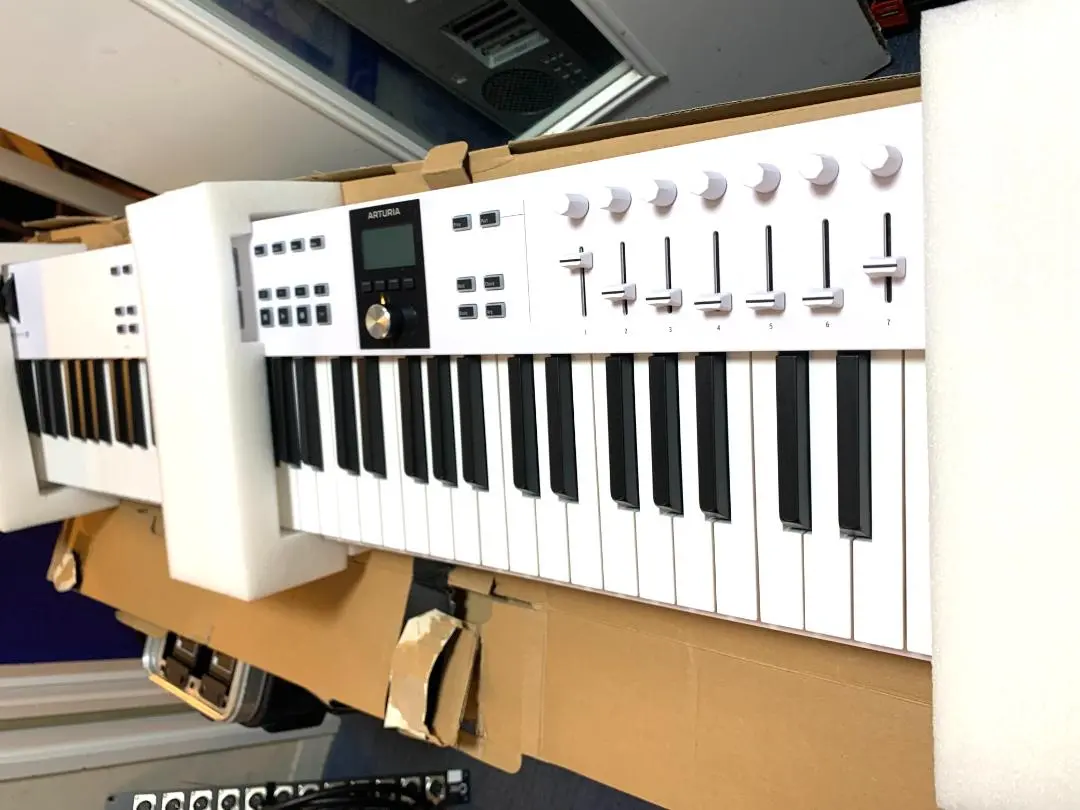 Arturia KeyLab Essential 88 mk3 新品同様 未登録 Arturia - KeyLab Essential 88 mk3