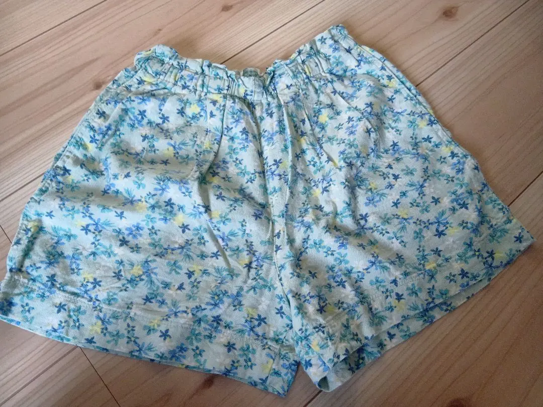 Thumbnail of Floral print half pants with elastic waist