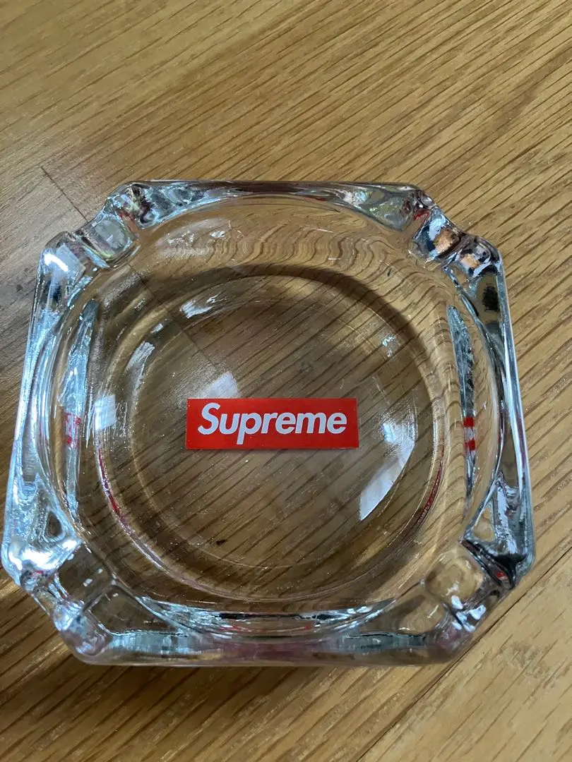 Supreme ガラス灰皿 四角形 置き型 ステッカー付き Supreme ガラス灰皿 四角形 置き型 ステッカー付き