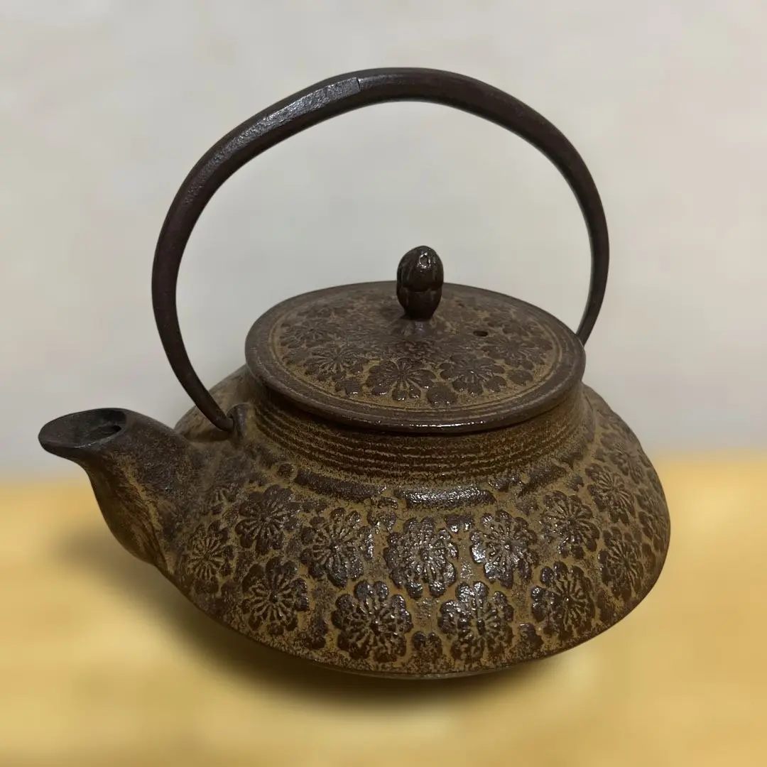 未使用品　南部照光堂造　鍛治打捻鉉　１０型アラレ　南部鉄瓶　南部鉄器　鉄瓶 未使用品 南部照光堂造 鍛治打捻鉉 10型アラレ 南部鉄瓶 南部