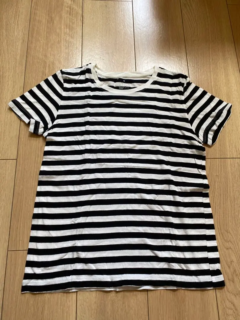 無印良品 黑色與白色條紋 T恤 M 的縮圖