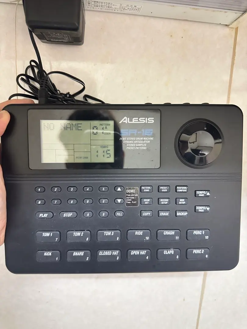 Amazon.co.jp: Alesis ドラムマシン 233音源内蔵 SR-16 : 楽器