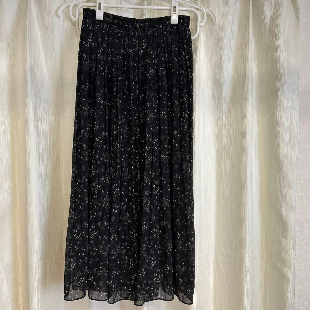 Thumbnail of Uniqlo floral skirt