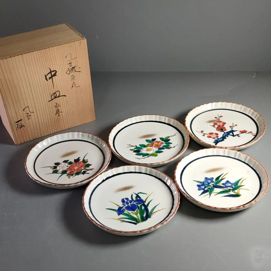 Thumbnail of 283-5B/Kutani ware/Kutani Issen/Medium plates/Floral design/Assorted designs/Set of 5