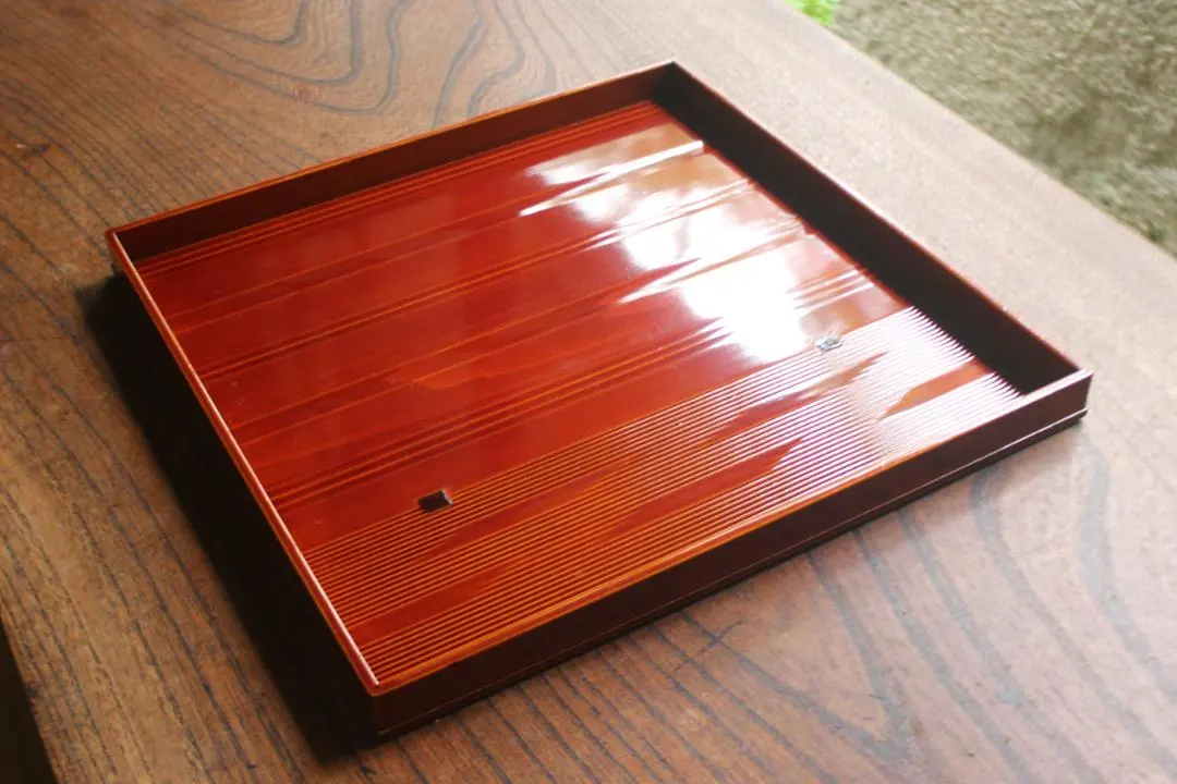 Thumbnail of Elegant spring festival tray with a tasteful plane-mark design and a beautiful wiped lacquer finish (inspection: tray, meal tray, tea ceremony utensils)