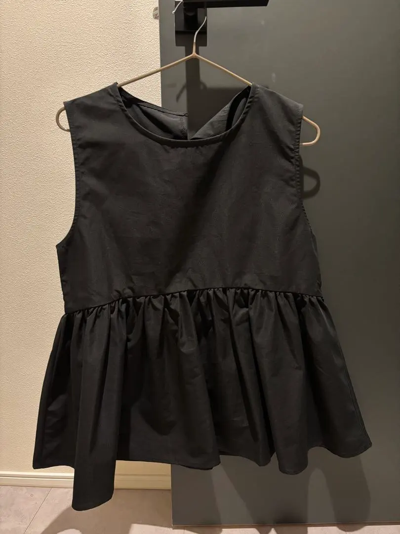 黑色無袖傘狀上衣 的縮圖