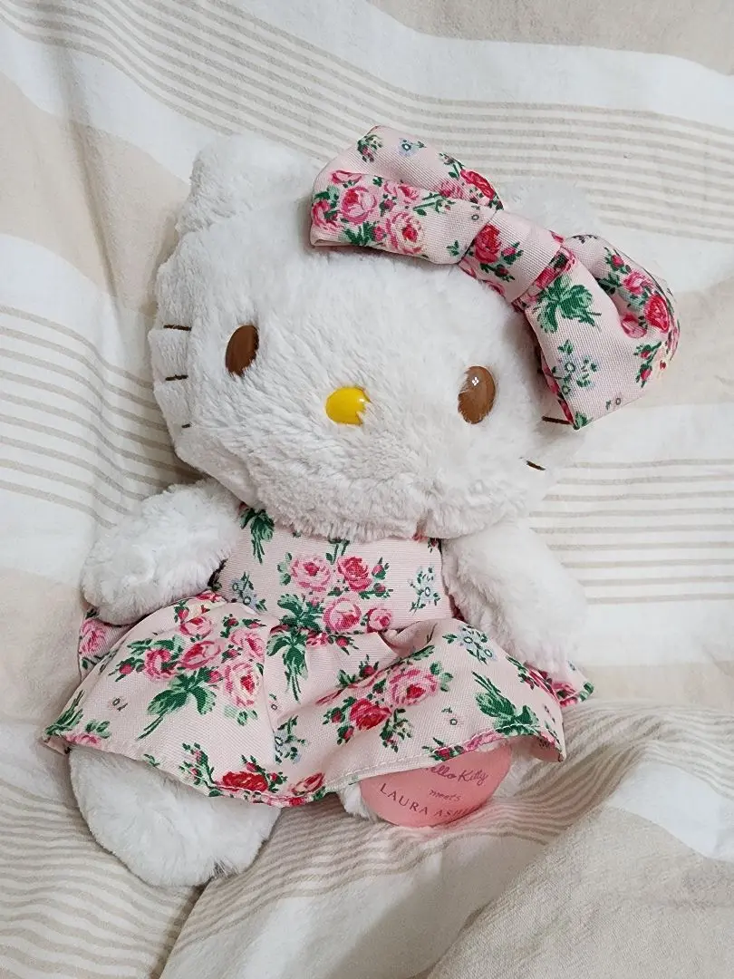 希少！新品タグ付き ローラアシュレイ ハローキティ コラボ ぬいぐるみ Hello Kitty×LAURA ASHLEY キティちゃん50th記念コラボ｜Laura