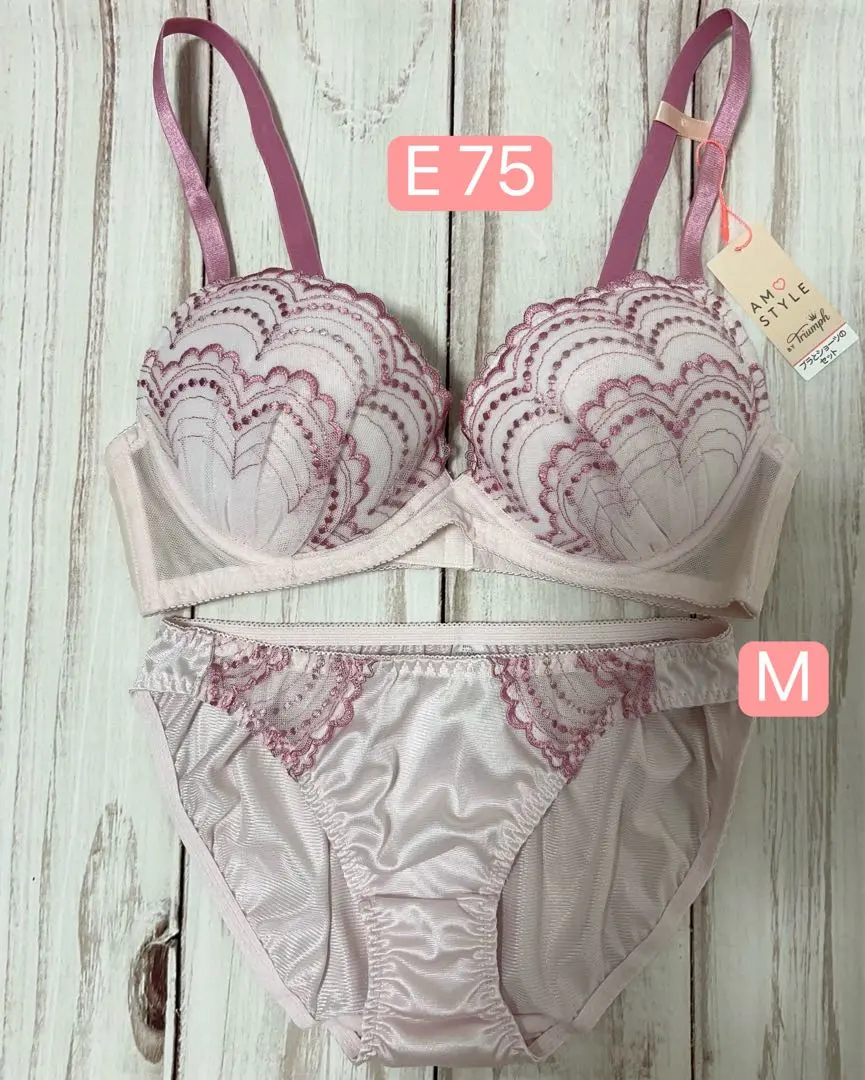 Thumbnail of Special Sale: Triumph Bra & Panty Set - Romantic AMST504