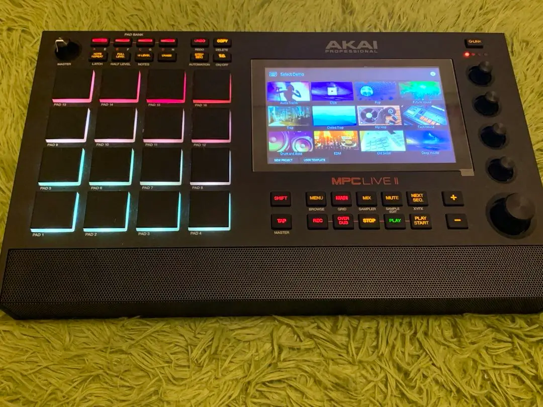 AKAI MPC LIVE2 ソフトケース付　ライセンス紛失のための値下げです 入手困難】AKAI MPC Live 2 【ほぼ未使用】12/5(土)まで出品