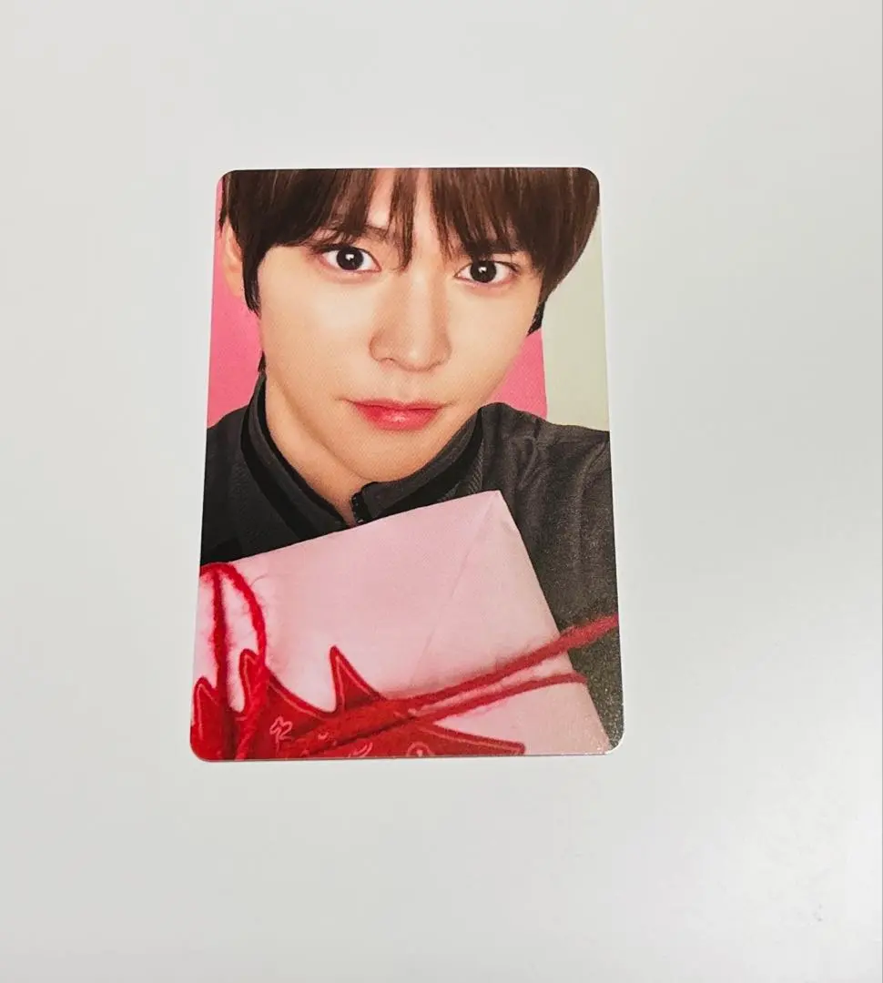 Thumbnail of RIIZE pink Christmas trading card, Eunseok, present