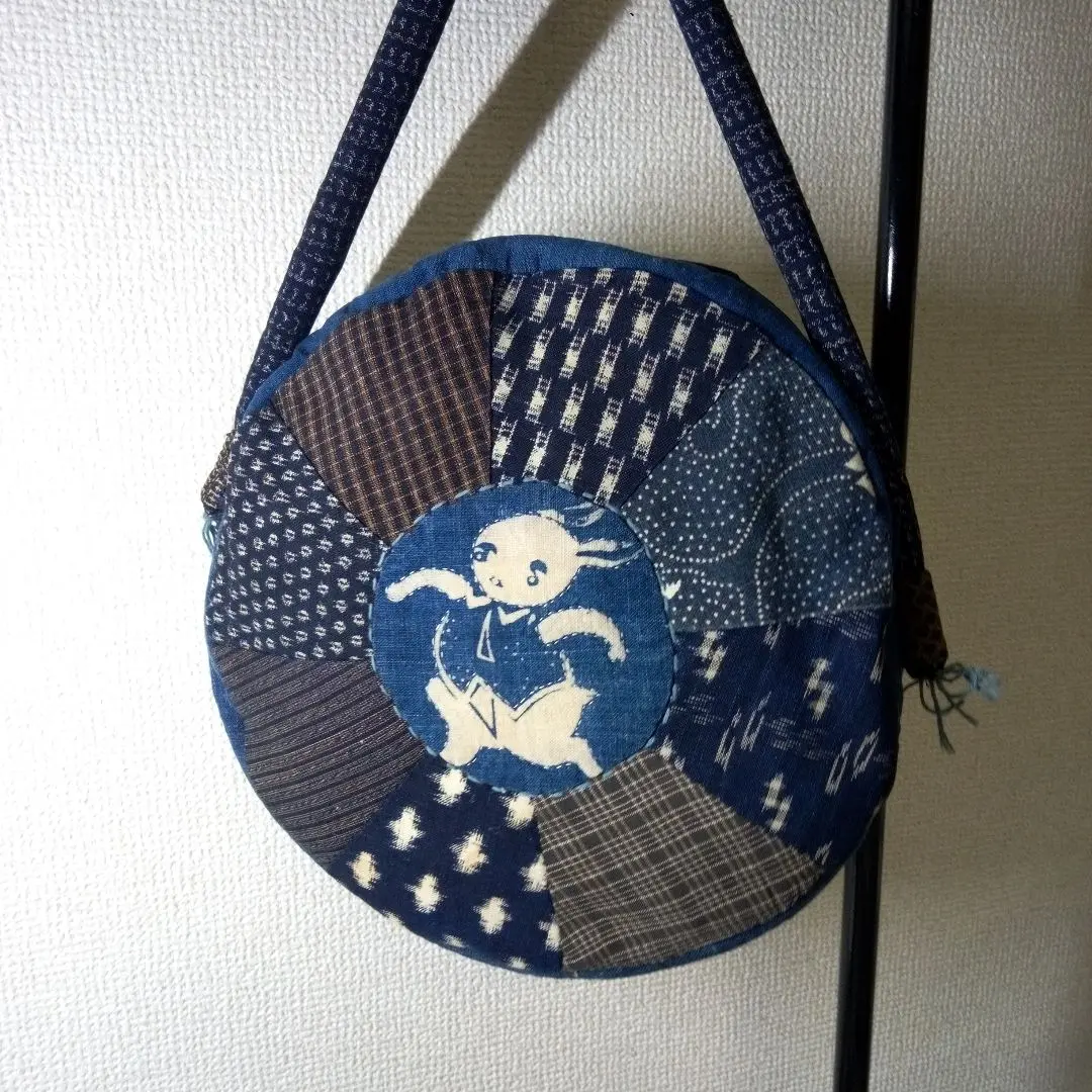 古布藍メッセンジャーバッグ　ボディーバック　刺し子　ハンドメイド 藍古布はぎれ刺し子バッグを作りました☺︎ ふわふわキルト