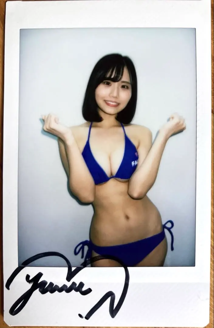 本郷愛 写真集 愛とは？ 直筆サイン入り 初版 帯付き 本郷愛 写真集 愛とは？ 直筆サイン入り 初版 帯付き - メルカリ