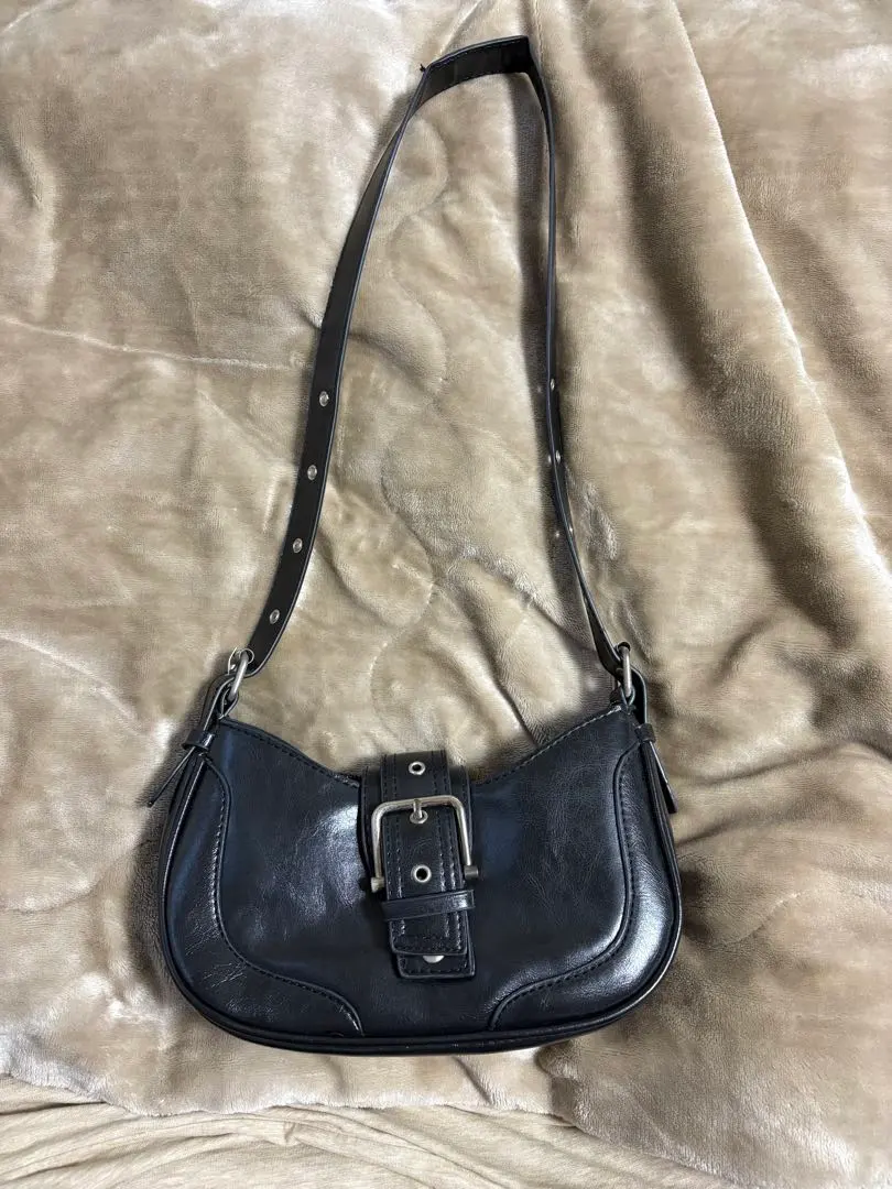 黑色皮革肩背包 的縮圖