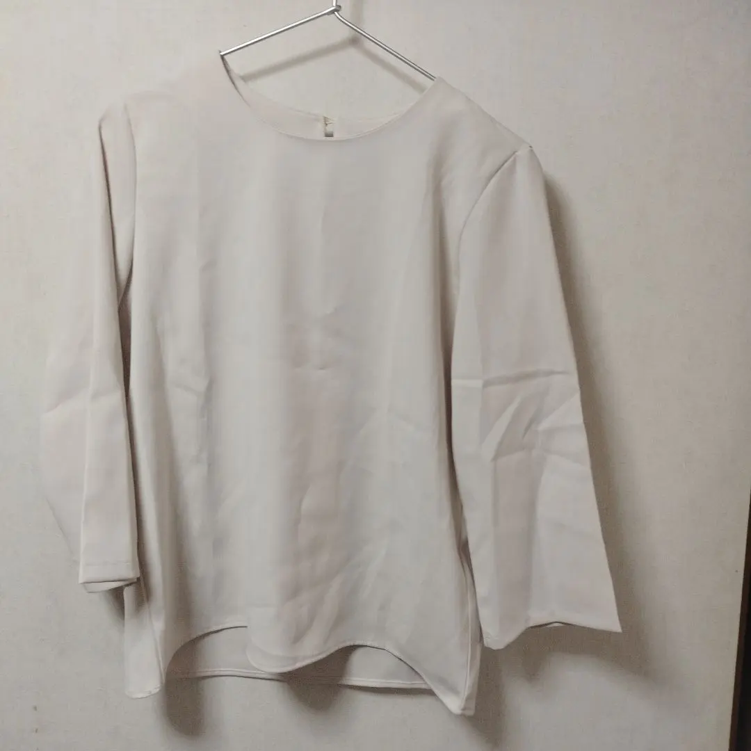 Thumbnail of Cream-colored, five-sleeve shirt with a back button closure