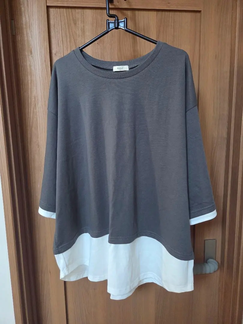 Thumbnail of Worn only for try-on Hug.U Layered Look 5-Sleeve T-shirt L Safari Gray