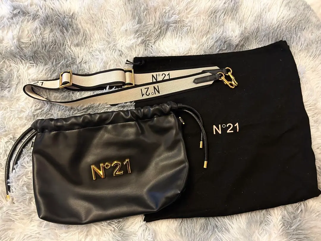 【美品】N°21 ヌメロヴェントゥーノ バニティバック ポーチ ブラック レザー N°21 ヌメロヴェントゥーノ クラッチバッグ ポーチ セカンド