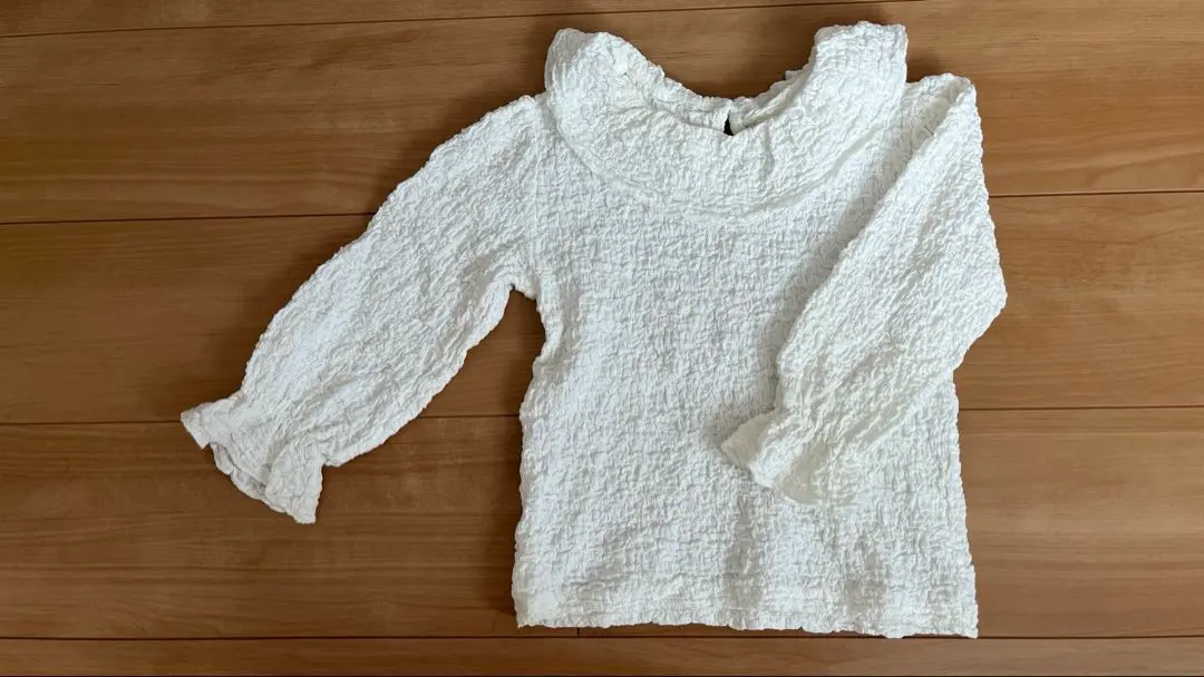 Thumbnail of Korean children's clothing, white, ruffled neckline, long-sleeved top