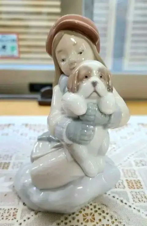 リヤドロ　子犬を抱く貴婦人　グレーの陶器製女性像人形 リヤドロ きれいにしましょうね フィギュア 人形 女性 女の子 犬