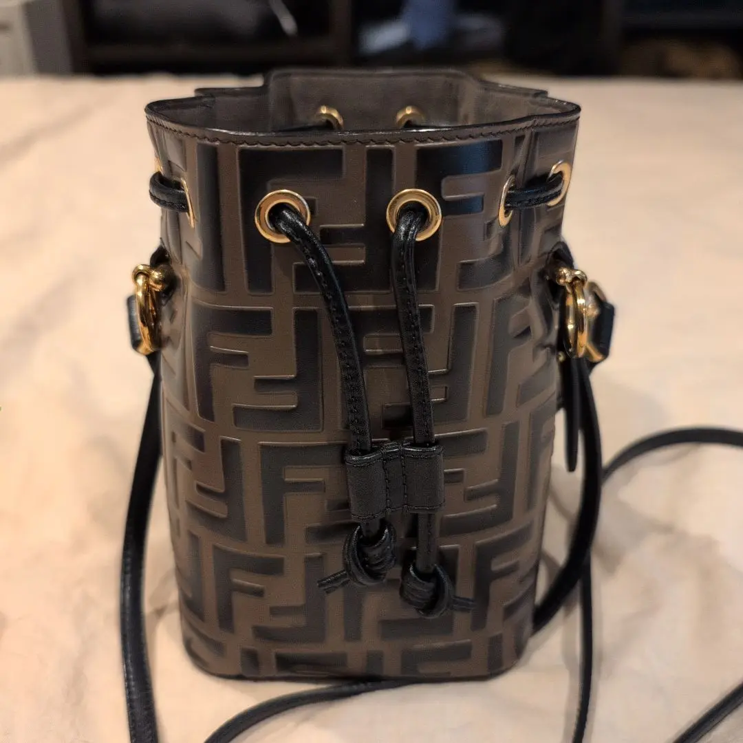 お値下げ！FENDI モントレゾール　バッグ 黒 レザー モン トレゾール レザー ブラック | Fendi