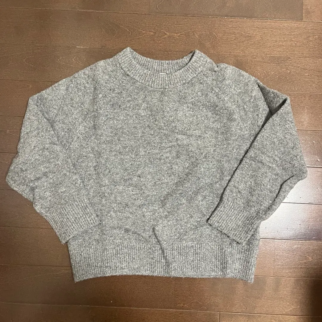 Thumbnail of Uniqlo gray sweater 130cm