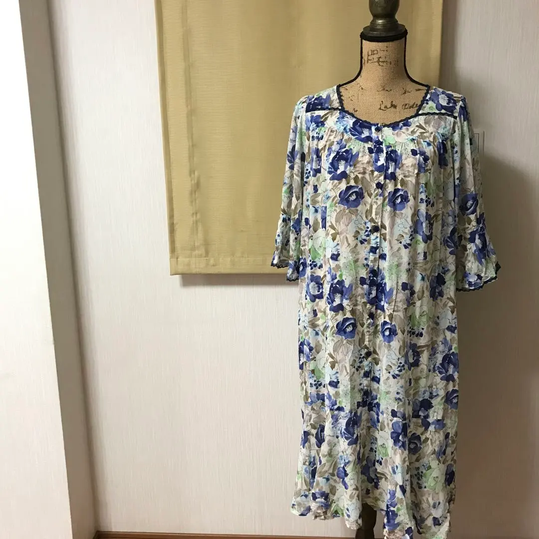 Thumbnail of Loose-fitting floral print short-sleeved dress