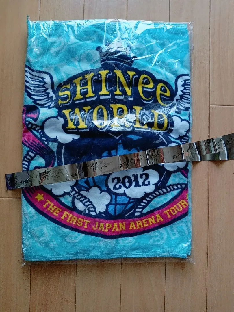 SHINee World 2012 公式毛巾 銀色彩帶附 テミン Onew 的縮圖