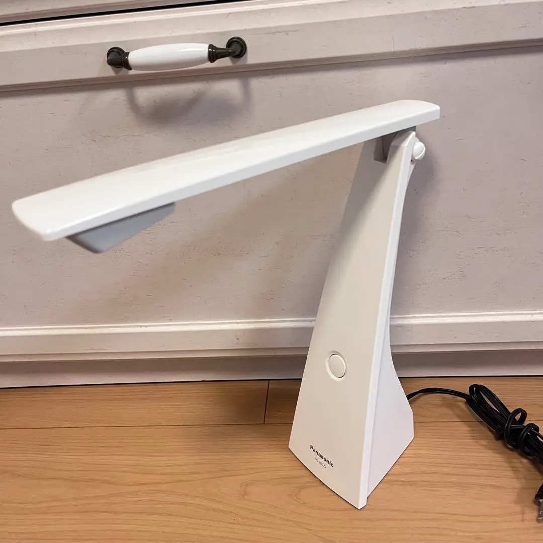 【新品・未開封】Panasonic SQ-LD222-W Amazon | パナソニック LEDデスクライト 置き型 文字くっきり光