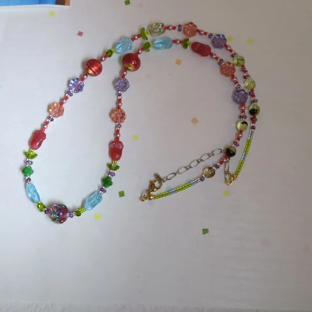 鬱金香與紅色玻璃項鍊 的縮圖