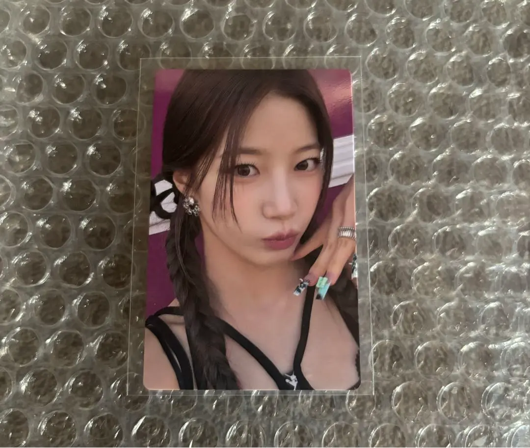 Thumbnail of LE SSERAFIM DIFFERENT Regular Edition Trading Card - Kazuha